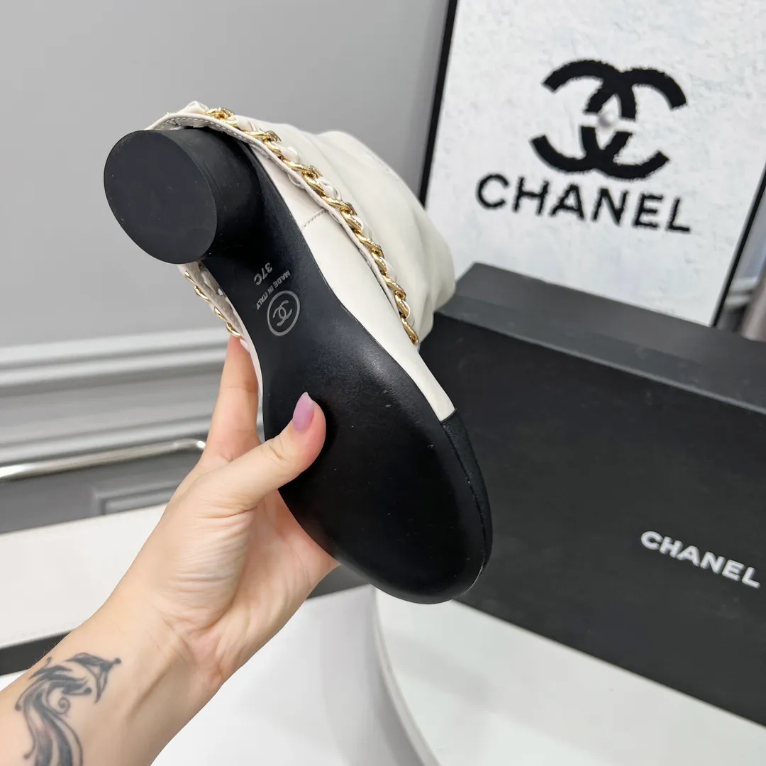 👟👟Ex-factory price 980👟👟 High version of Chanel CHANEL, 🌞🌞🌞Xiaoxiang’s latest boots for autumn and winter 2025, a must-have item for this autumn and winter! ! Ms. Chanel loves simple yet irresistible combinations to show her unique style. Mix and match freely to shine⚡Follow Grandma’s fashion steps! ! ! The top-notch craftsmanship and texture are perfectly presented. No matter any details, you can compare them with the counters. The best quality products can be entered and exited from the counters at will! ! ❶Material: imported cowhide ❷Inner lining: cowhide lining ❸Feet: cowhide lining ❹Outsole: original Italian leather outsole ❺Heel height: 5.5cm ❻Boot shaft height: 8 inches ❼Number: 35-40 (40 and 41 are customized and cannot be returned)